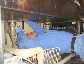 専用の道具で、FCCコーキング材を施工