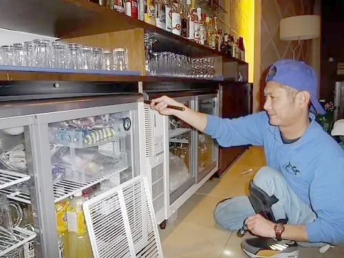 巣になっている箇所に直接FCCコーキング材を施工