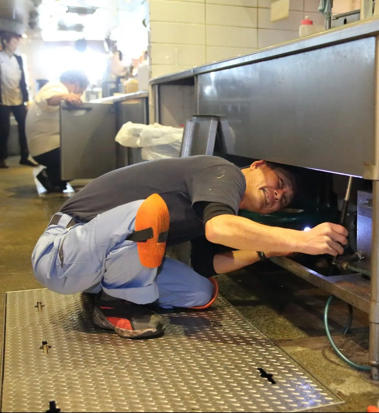 2.ゴキブリ駆除を行います。