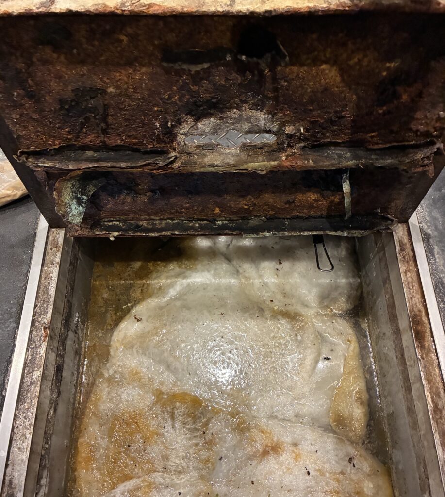 駆除のスタートは清掃から。。。。。。 2