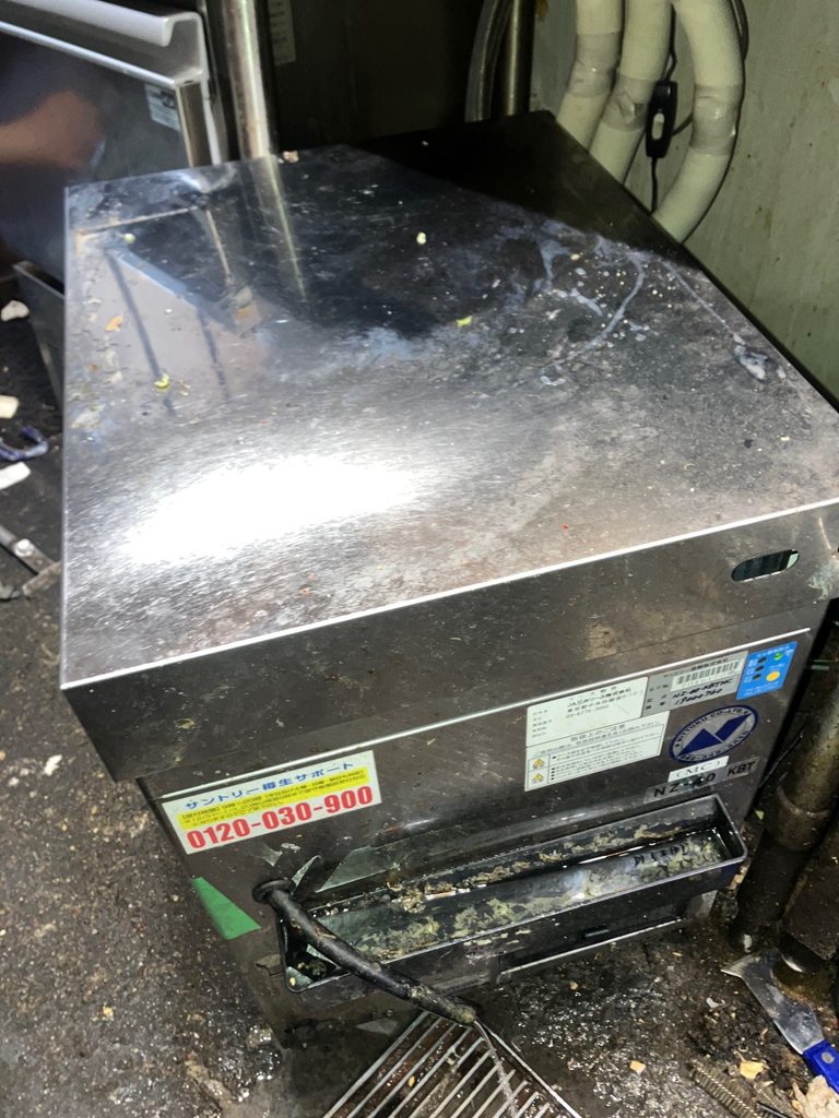 ビールサーバー内部に潜むゴキブリ.... 2