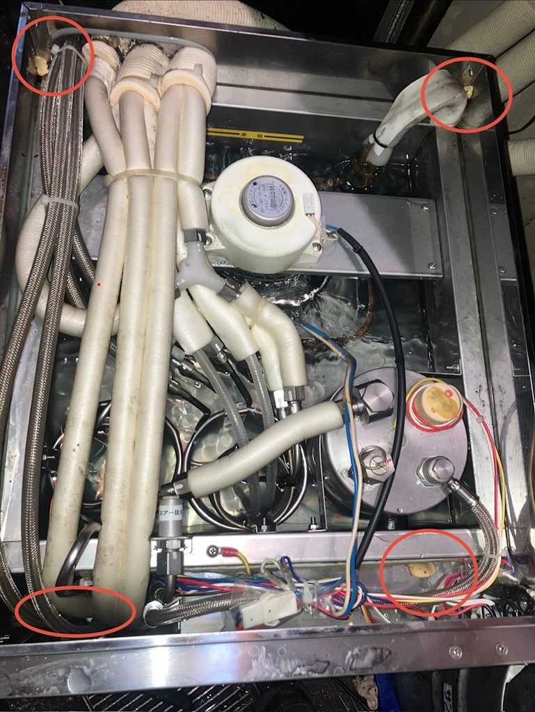 ビールサーバー内部に潜むゴキブリ.... 4